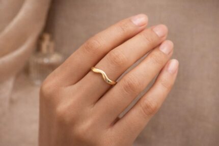 Minimal Wave Gold Ring – Simple Elegance for Everyday Wear